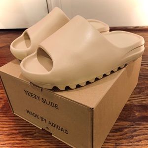 Yeezy Slides Sand Men’s 6 (Runs Small) New In Box!